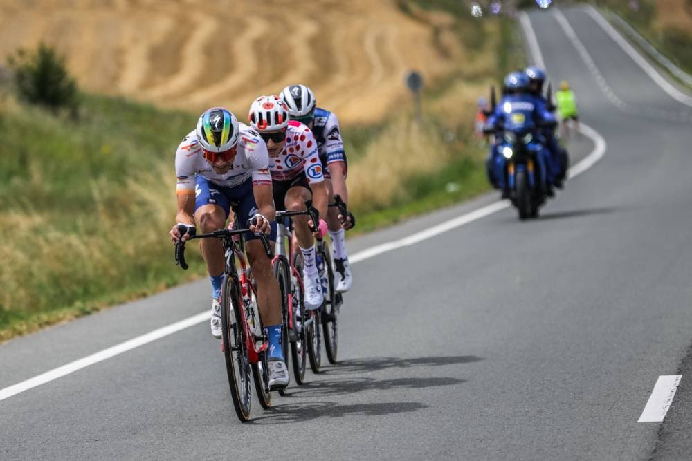 Le <a href="/departement64/">Pyrénées-Atlantiques</a> accueille aujourd’hui la troisième étape du #TourDeFrance2023 🚴‍♂️🇫🇷 Au départ d’Amorebieta-Etxano, le peloton parcourt le #PaysBasque sous le soleil ☀️ et sera attendu à <a href="/Visitbayonne/">Visit Bayonne</a> vers 17h20. 

Les services de l’État tous mobilisés 💪 #TDF2023