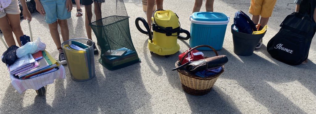AudePocchiola's tweet photo. Défi 1 : cartables dehors ! Mais avec quoi vais-je transporter mes affaires.
Le niveau est très élevé ! ❤️😂 Le défi est relevé haut la main par @LesChouettesCM  ❤️ https://t.co/EaXtbMX1R3