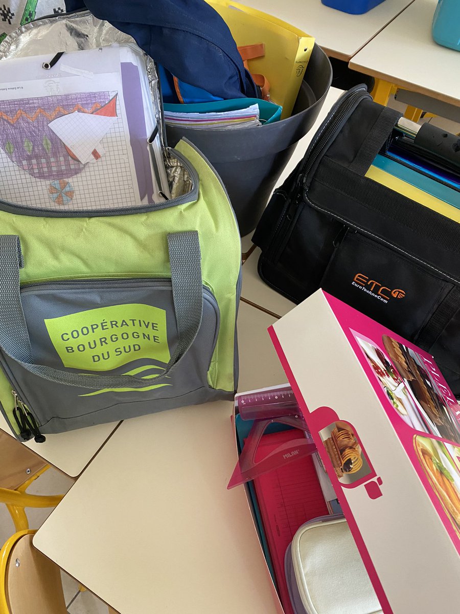 AudePocchiola's tweet photo. Défi 1 : cartables dehors ! Mais avec quoi vais-je transporter mes affaires.
Le niveau est très élevé ! ❤️😂 Le défi est relevé haut la main par @LesChouettesCM  ❤️ https://t.co/EaXtbMX1R3