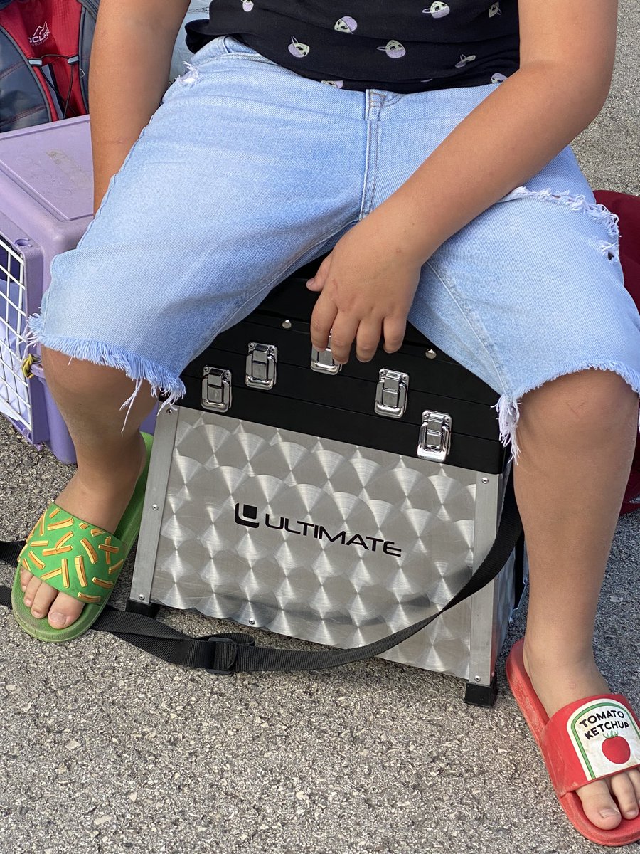 AudePocchiola's tweet photo. Défi 1 : cartables dehors ! Mais avec quoi vais-je transporter mes affaires.
Le niveau est très élevé ! ❤️😂 Le défi est relevé haut la main par @LesChouettesCM  ❤️ https://t.co/EaXtbMX1R3