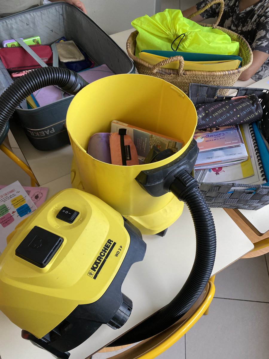 AudePocchiola's tweet photo. Défi 1 : cartables dehors ! Mais avec quoi vais-je transporter mes affaires.
Le niveau est très élevé ! ❤️😂 Le défi est relevé haut la main par @LesChouettesCM  ❤️ https://t.co/EaXtbMX1R3