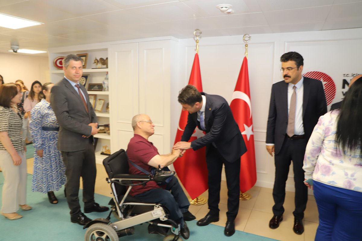 TCNufus's tweet photo. Genel Müdürümüz Sayın Şefik AYGÖL (@sefikaygol) ve birim amirlerimiz, genel müdürlük personelimiz ile bir araya gelerek bayramlarını kutladı. 

#HayatınızınHerAnında
#İyikiNüfusçuyuz https://t.co/Jk951RiqLl