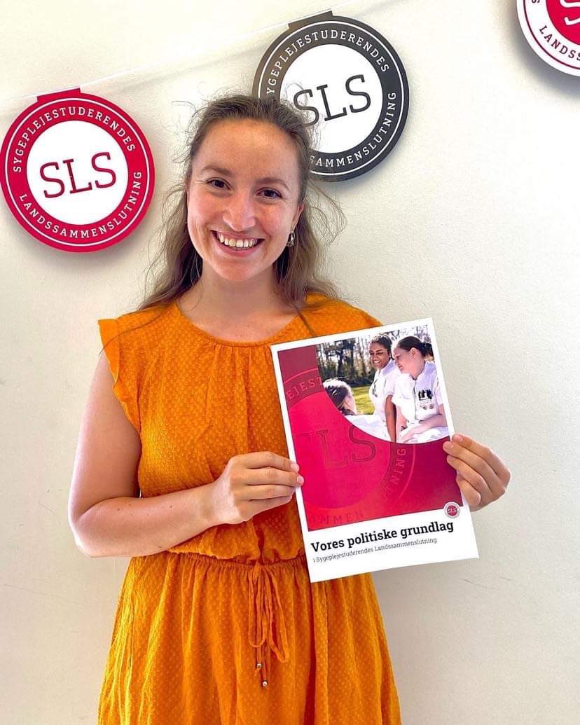 cgotstad's tweet image. I fredags udgav vi i @sygeplejestud Vores Politiske Grundlag, og jeg er så pavestolt over at kunne efterlade et stærkt politisk fundament og et produkt, som med sikkerhed kommer til at gøre en forskel for landets sygeplejestuderende 🙏🏼
#uddpol #sundpol @Sygeplejeraadet