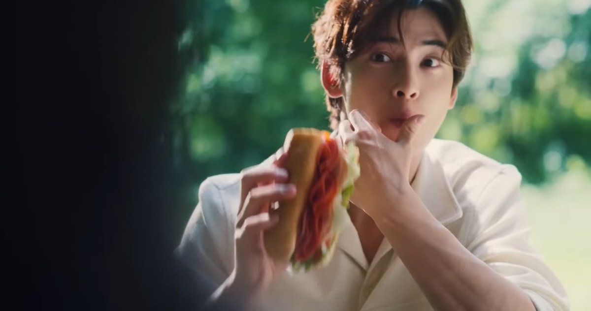 bieunu's tweet photo. Cha eunwoo is so dramatic 😭 I love him those subway ads are super cute https://t.co/Y9mqjuU7cR