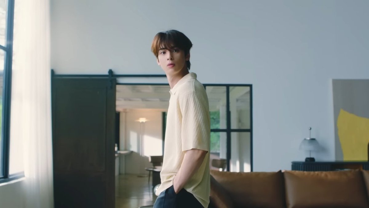 bieunu's tweet photo. Cha eunwoo is so dramatic 😭 I love him those subway ads are super cute https://t.co/Y9mqjuU7cR