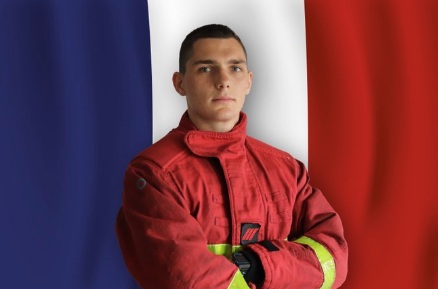 Dorian Damelincourt era bombero y tenía 24 años.
Ha muerto intentando sofocar uno de los incendios provocados en París.
Este sí es un héroe. 
Por él se pondrán dos florecitas y a otra cosa mariposa.
Muy triste lo de Francia.