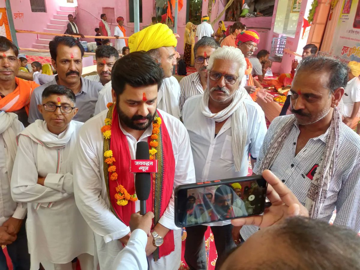 Yogendra_singhp's tweet photo. 📍वागदर (हमेरपाल) गुरु पूर्णिमा के शुभ अवसर पर 1008 श्री धर्म नाथ जी महाराज के दर्शन लाभ लिया।
.
.
.
.
.
.
.
.
#gurupurnima #guru #kadia #kumbhalgarh #kumbhalgarhpolitics #rajsamand #rajasthanpolitics #rajsamand #rajasthan #guruvar #rajasthan #neta #yuva #youth https://t.co/HHPsxvGGzQ