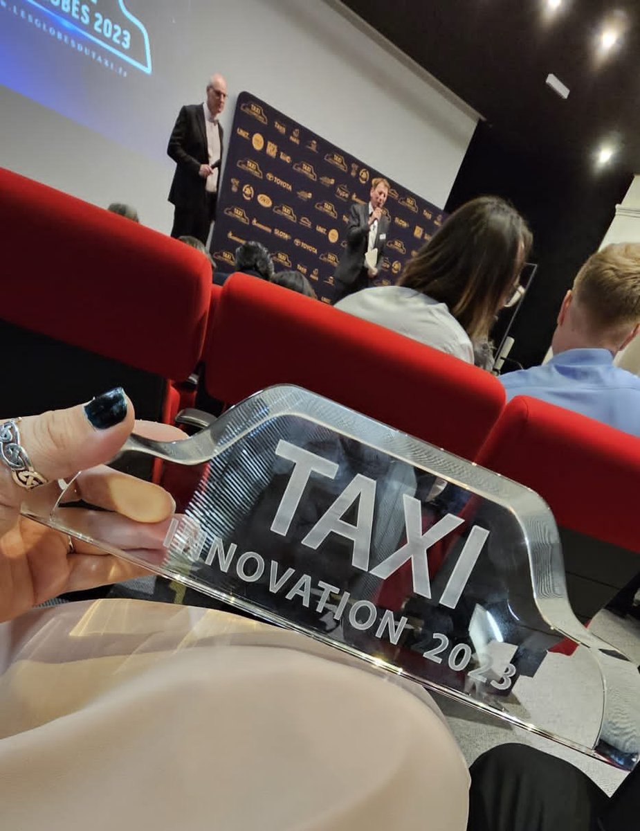 Blackvue France est fière d'avoir reçu à la Mairie de Paris, le Globe du Taxi Innovation 2023 pour la nouvelle Dashcam 4K DR970X 2CH LTE Disponible ici blackvue-shop.fr/produit/blackv… #Dashcam #Caméraembarquée