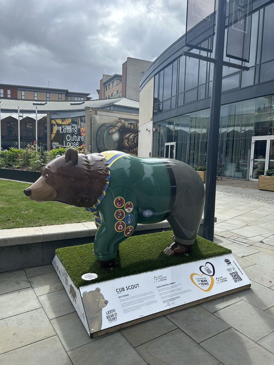AbigailSPaul's tweet photo. Bear no 13 Cub Scout by artist Jess Perrin is pursed @LEEDS_2023 HQ @BreweryWharf #LeedsBearHunt https://t.co/pxDQEUr5HZ