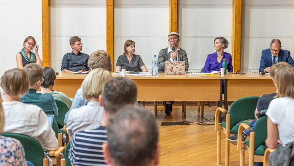 Es gebe keinen besseren Übergang zwischen deutscher Botschaft in Warschau und Auswärtigem Amt in Berlin, sagte Thomas Bagger im #Viadrina-Kolloquium. Dort wurde der Text „Nach der Versöhnung“ über 🇵🇱-🇩🇪 Asymmetrien von Felix Ackermann diskutiert. 
👉🏽europa-uni.de/de/struktur/un…