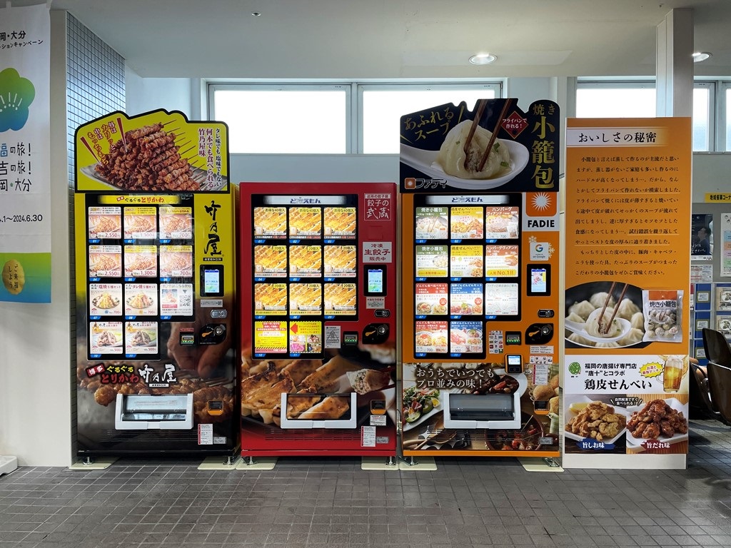 8198daisu's tweet photo. 皆さんこんにちは
JR南福岡駅　改札前に引っ越して1か月がたちました。
人気者は、「焼き小籠包」と「とり皮せんべい」です
これからも宜しくお願いします。 https://t.co/1fO6358JSl