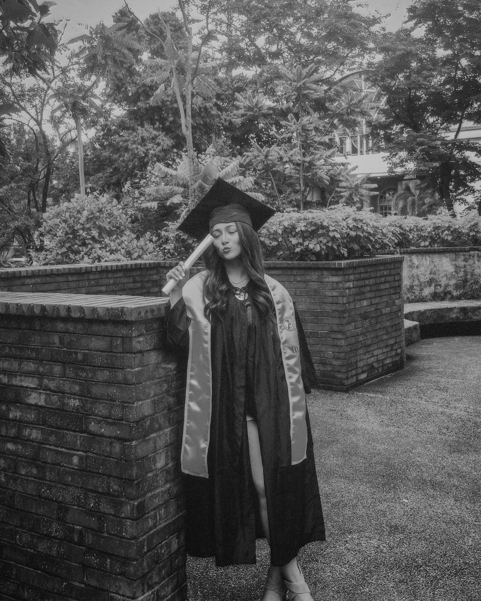 shekiarzaga_'s tweet image. finally, a degree holder! 🎓🤸‍♀️