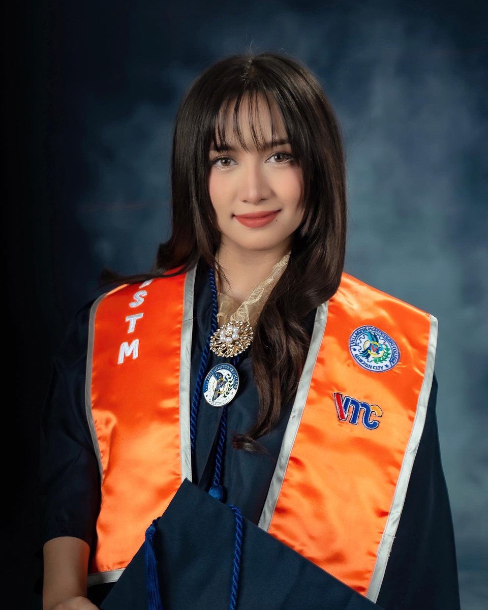 shekiarzaga_'s tweet image. finally, a degree holder! 🎓🤸‍♀️