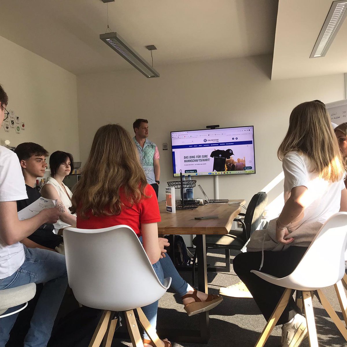 IOEB_Oldenburg's tweet photo. Das „Sommercamp Wirtschaft“ für Schüler*innen der Sekundarstufe II war auch in diesem Jahr ein großer Erfolg! 🥳Die Teilnehmenden erhielten spannende Einblicke in die regionale Wirtschaft und besuchten namhafte Unternehmen. 
🔗 https://t.co/BT7Wujb06x https://t.co/M5ksPsI642