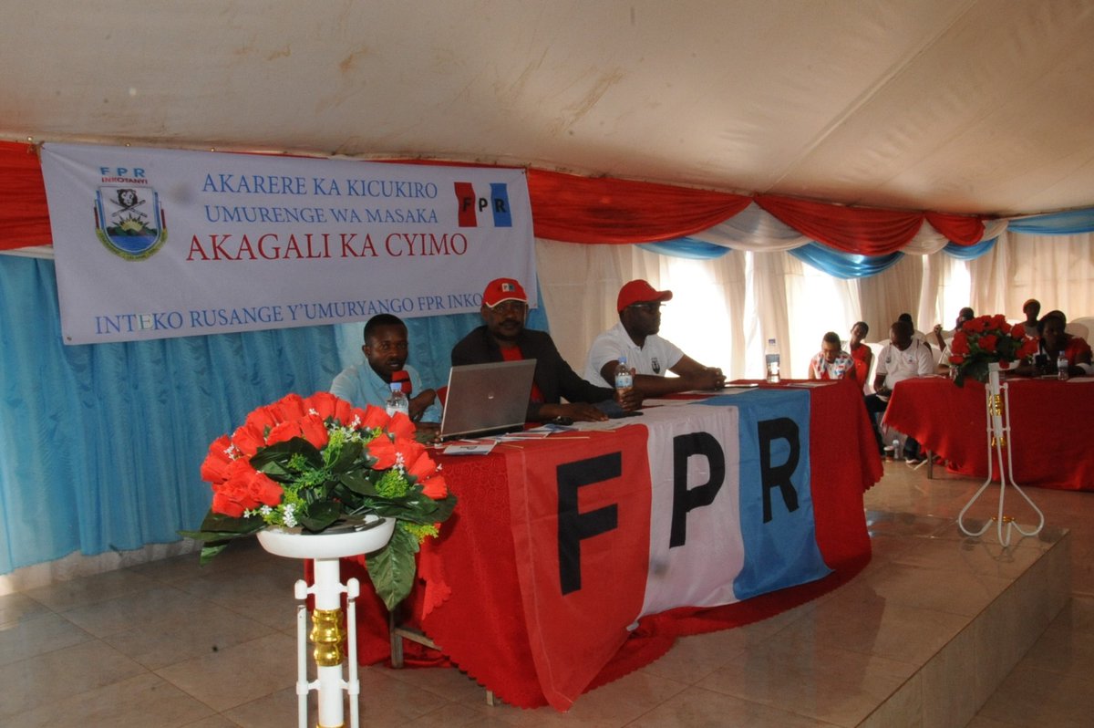 Imvaho_Nshya's tweet photo. #Kwibohora29 abanyamuryango ba @rpfinkotanyi mu kagari ka #Cyimo mu murenge wa @MasakaSector @KicukiroDistr barishimira ibyagezweho. Bashoboye kwisanira umuhanda watwaye asaga miliyoni 6. Mu gihe cy'ukwezi batanze umusanzu w'asaga miliyoni 5. https://t.co/ZOLZ75luI3
