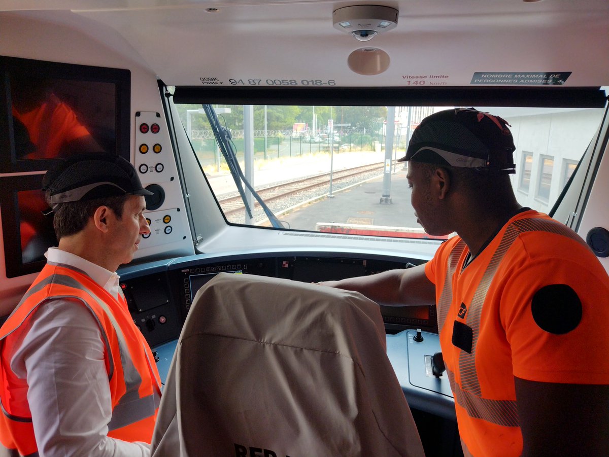 CFanichet's tweet photo. Aux côtés des équipes du technicentre Paris-Est, qui assurent la maintenance des trains du #RERE et de la #LigneP #Transilien pour @IDFMobilites. Un site à la pointe de la digitalisation pour toujours plus de performance pour notre client. Avec un nouveau venu, le #RERNG ! https://t.co/mc0t8RX3uX