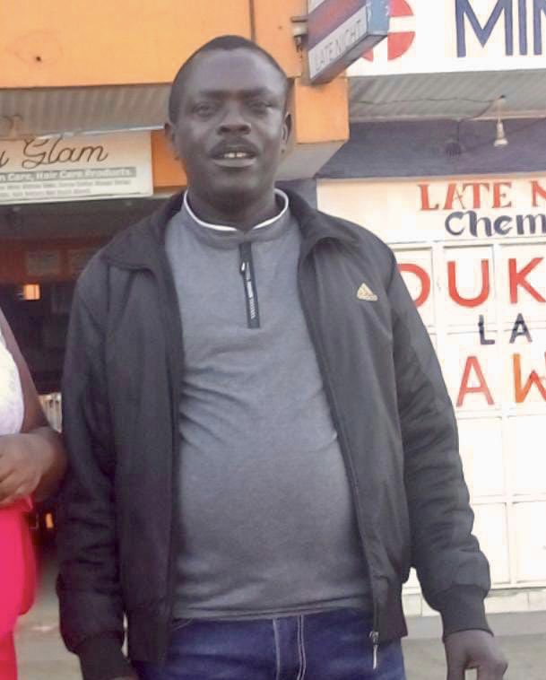 DrAlfredMutua's tweet photo. Sad day. Heartbroken: It’s with great sadness and shock that I’ve Just received news that my barber of 24 years, Mr. Francis Kinyua aka Mkirinyaga, collapsed at his work place yesterday and sadly he later passed away. 

We met in the year 1999 at Kenyatta market and he has been my barber ever since. I have followed him to many Barber shops to date. He is the only barber who has cut my hair in Kenya (including just last Thursday) He was a man that I practically considered family. 

His blood pressure was found to be very high before his sad demise. He was 55 years old. Rest In Peace my dear friend. I will ensure that your children duly complete their studies. 

My sincere condolences to his family and friends during this difficult time of grief. Ni Mapenzi yake mwenyezi Mungu.

Rest well my friend.