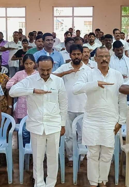 BJPOBCBHPL4's tweet photo. నమస్తే సదావతసలే మాతృ భూ మే,,,,,,,,,,                                    లెఫ్ట్ ఐడియాలజీ అన్నారు బిజెపిలో ఇమిడేది కష్టమే అన్నారు,,,,,,                     అలాంటి వారికి ఇంతకంటే సాక్ష్యం అవసరం లేదు అనుకుంటా,,,,,,        భారత్ మాతాకీ జై ఈటల రాజేంద్ర అన్న కి జై జై బిజెపి 🚩🚩 https://t.co/OJdsZpbakv