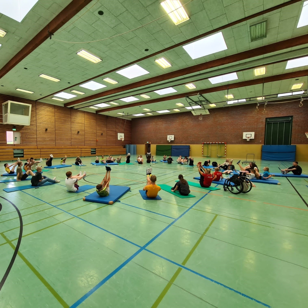 #KirstenBruhn|s Schultour führt weiter durch Jever in das Mariengymnasium, das in diesem Jahr 450 Jahre alt wird. Die Klassen 5-7 &amp; der Leistungskurs Sport der 11. Klasse konnten sich über ein kreatives Unterrichtsmodell freuen – Schwimmen &amp; Athletik mit der Ausnahmesportlerin.🤩