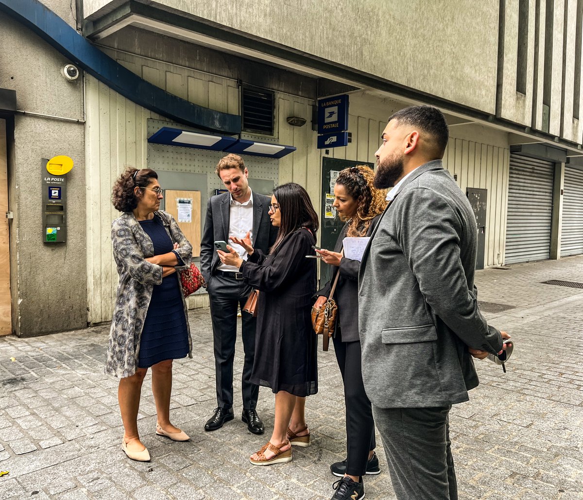 Ce matin, <a href="/nathqueencole/">Collin Nathalie</a>, DGA de la branche Grand Public et Numérique, était aux côtés des équipes des bureaux de poste d'#IledeFrance ayant subi des dégradations ces derniers jours.
Les #postiers restent pleinement mobilisés au service de leurs #clients.
#Proximité