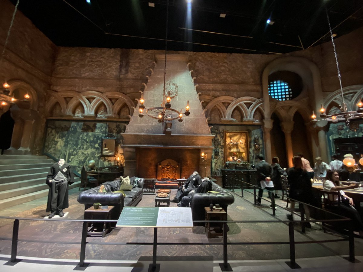 なんとダーズリー家まで丸々あるからほんと無いの銀行と墓とウィーズリー家くらいじゃない？てなる😂 https://t.co/6RiMm1xown