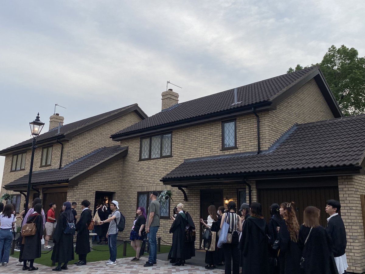 なんとダーズリー家まで丸々あるからほんと無いの銀行と墓とウィーズリー家くらいじゃない？てなる😂 https://t.co/6RiMm1xown