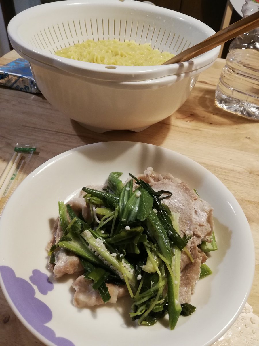 晩飯
冷やしラーメン麺二玉

豚肉　ニラ　卵
オクラ　豆苗 https://t.co/Ow9wv2ryjV