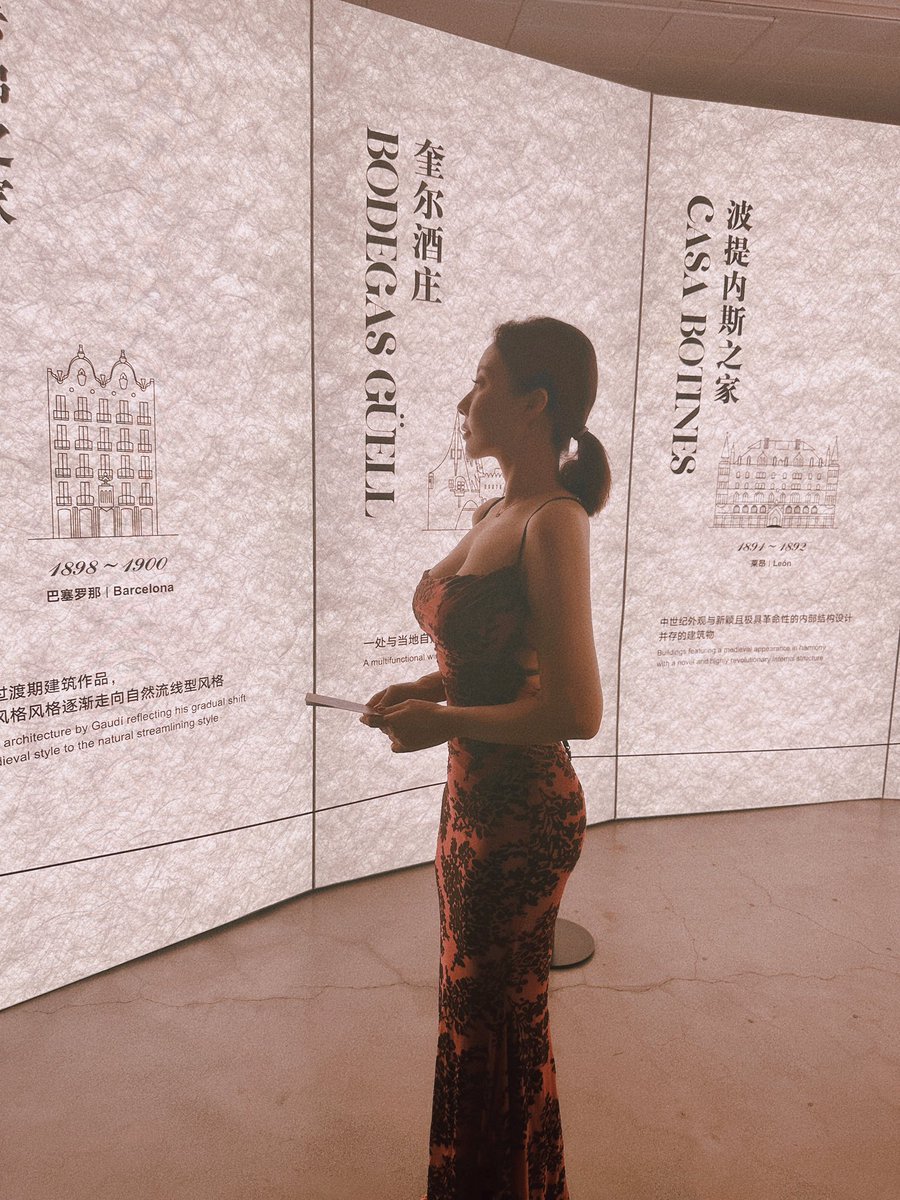 跟妈妈去看了遇见·高迪的展，世界上最伟大的建筑师之一：安东尼奥·高迪。
     不同历史时期的建筑风格是完全不同的。就好像不同时期的音乐风格根据历史文化背景的影响也是不同的一样。 https://t.co/pVFpDZZq4m