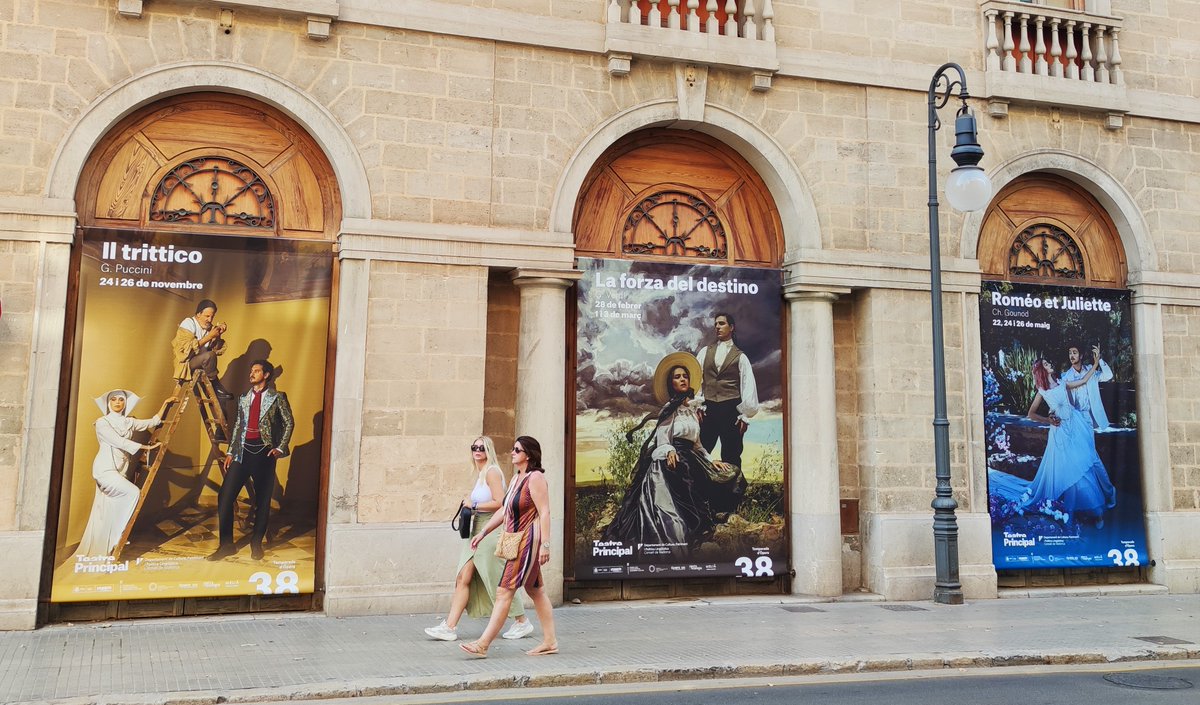 teatreprincipal's tweet photo. 👋 Tanquem temporada aquest dissabte i diumenge amb una #festa: #Loopera, un espectacle que fusiona #opera i música #electronica ⚡️
Avui l'hem presentat als mitjans, juntament amb els títols de la nova temporada d'òpera. Tot 👉 https://t.co/CdFb1io3oD https://t.co/1XzOkjxvzd