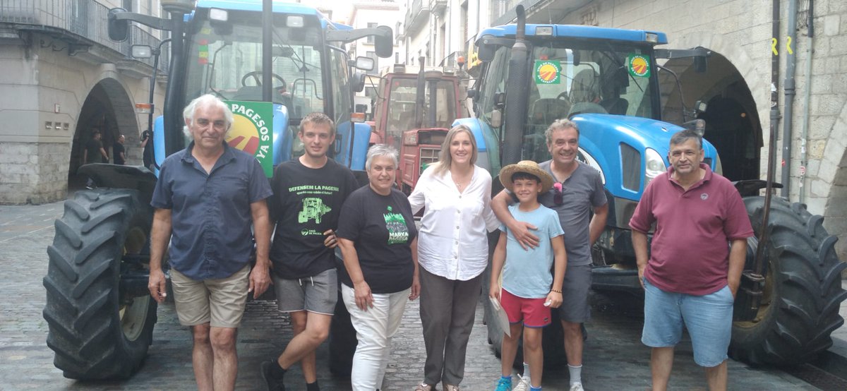 umetllamarganta's tweet photo. Pagesos i tractors fent camí cap a Madrid amb la #MarxaPagesa per la sequera.
Orgull de companys!!!!
#pageses @PagesosGPS #madrid #mobilitzacio #lapagesiadiuprou https://t.co/2sDp9yfyfG