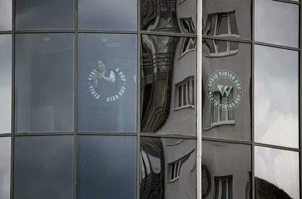 will_pulido's tweet photo. 🇷🇺 Ya están #borrando los logos de #Wagner de las ventanas de su sede central en San Petersburgo. https://t.co/fuUJUI8Ufp