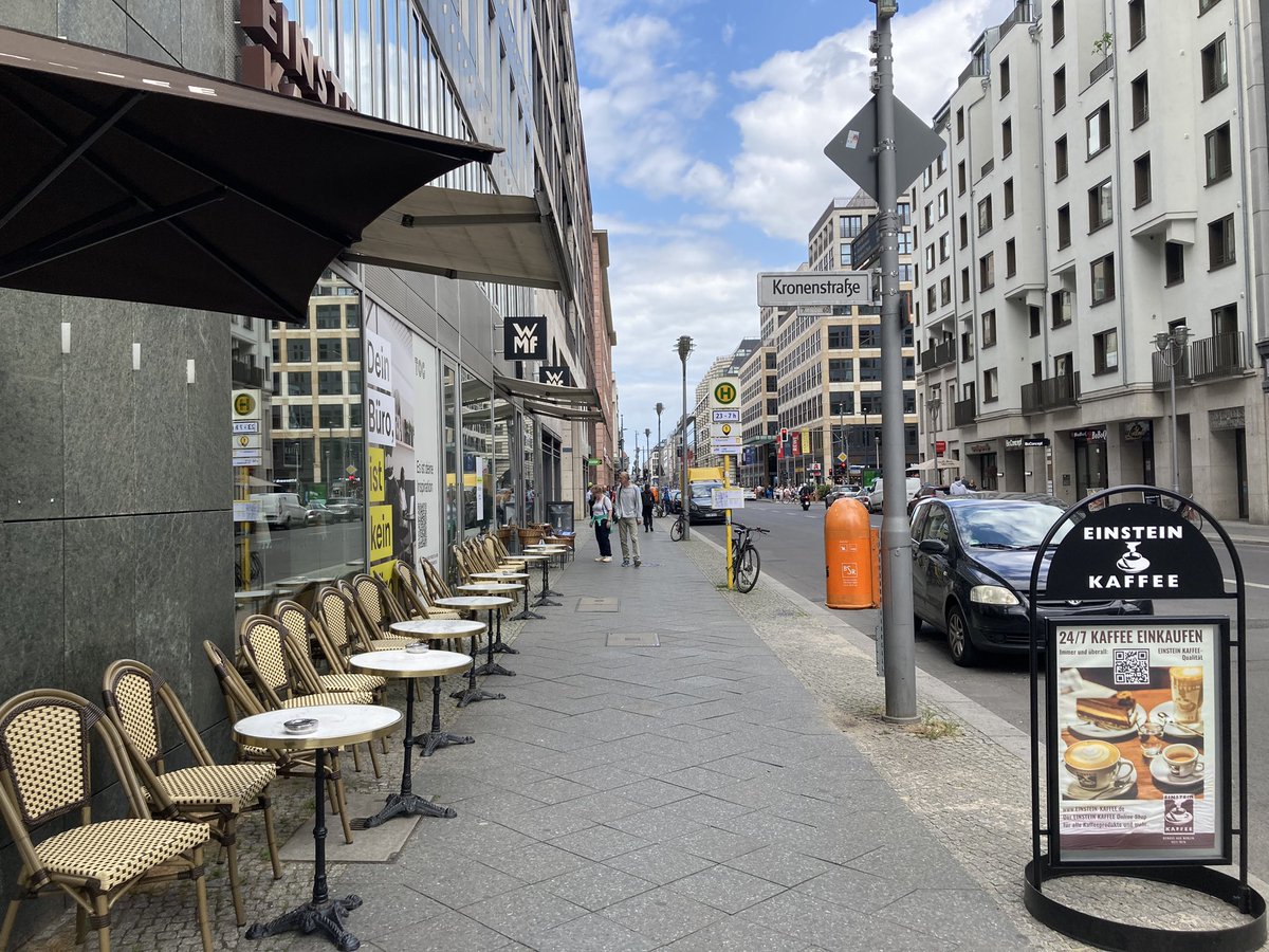 Kaum ist die #Friedrichstraße für Menschen gesperrt, bleiben die Cafés leer. 😢