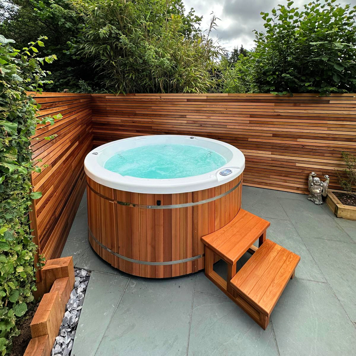Urbancedar's tweet photo. The Sport Hybrid, this time in a gorgeous 
garden in Chew Valley! This client had matching Cedar 
strips installed to match their beautiful new Hot Tub!
#Gardenersworld #InnovativeDesign #Granddesigns 
#Gardendesign #Hottubs #Urbancedar 
#bespokedesign #chewvalley #Somerset https://t.co/F1H0EUXlTI