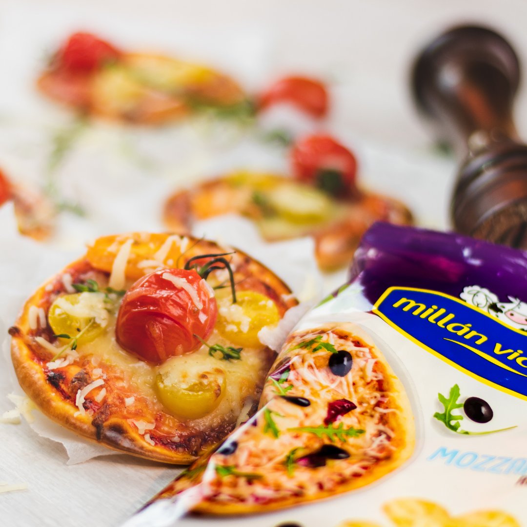 ¡La cocina sí puede ser cosa de niños! Traemos una receta perfecta para que puedan participar los peques de la casa en su preparación: Mini Pizzas caseras 🍕.