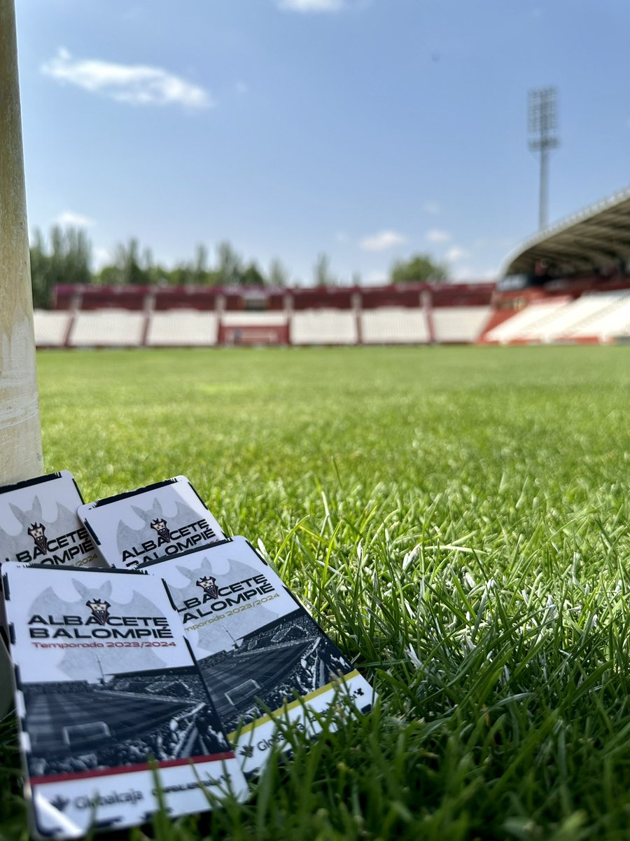 Emitorrente's tweet photo. @AlbaceteBPSAD 
Tengo que renovar mis tres abonos en gol sur, uno es de mi hijo de 18 años, puede renovar como abono joven y seguir estando con nosotros en gol sur en el asiento de siempre?

Es que según pone es para grada de animación, pero pone que mayor de 21 años.. https://t.co/tY8Zss4Ib3