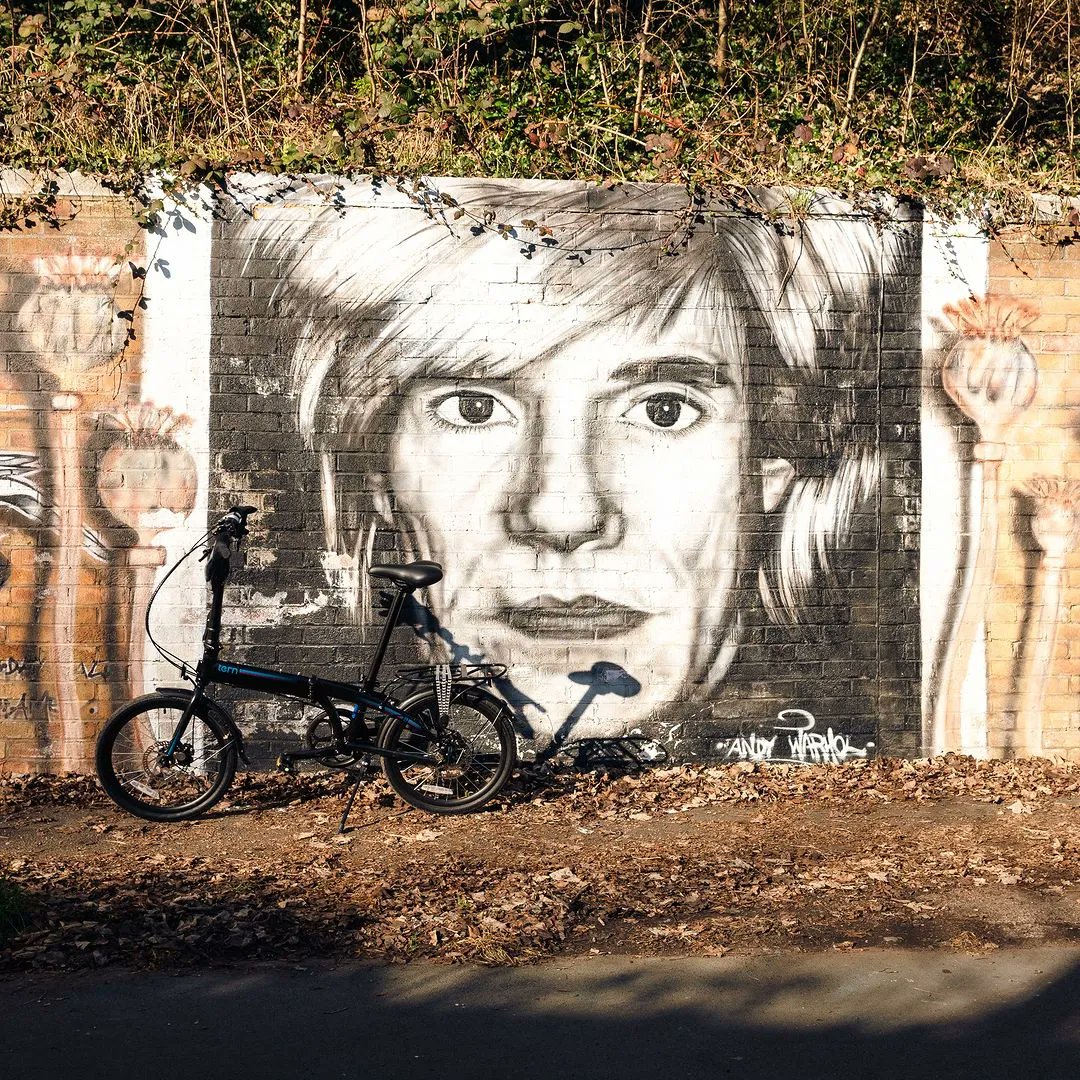 ternbicycles's tweet photo. 🚲 #TernLink
📍 #Oxford, #UK 
📸 @stewcelliott
🎨 Unkown Artist (Andy Warhol)

Oh hey, it's #MuralMonday! We love seeing where your Tern takes you to explore your city and the art you find along the way. Tag us in photos of your Tern in front of a local mural!! https://t.co/hnSYxw4B8t
