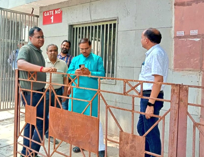 दिल्ली नगर निगम और टाटा पावर के अधिकारियों के साथ कोहाट वार्ड के महाराणा प्रताप एन्क्लेव, राज नगर, चंद्रलोक एवं जीवन ज्योति अपार्टमेंट का दौरा कर वहाँ पर विधायक कोष से चल रहे विभिन्न विकास कार्यों का निरीक्षण किया।