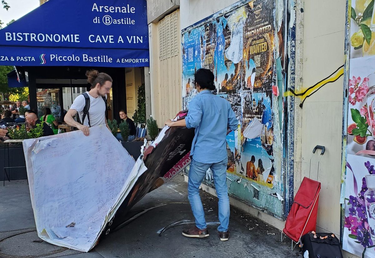 Paris_RAP's tweet photo. Pour assister Urban Act dans sa transition écologique, des activistes de RAP ont nettoyé les vitrines d’un local de son affichage sauvage. Iels ont discuté avec des propriétaires, artisans et concierges du quartier, qui déploraient le collage répété chaque jour de ces publicités. https://t.co/JXLSkuID6r