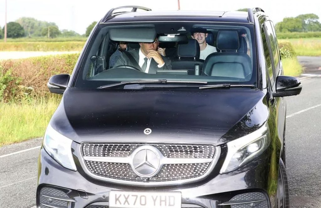 abassmuuse's tweet photo. 🚨 Mason Mount has arrived at Carrington for Manchester United medical ahead of transfer from Chelsea #mufc https://t.co/OY40AHXwxI