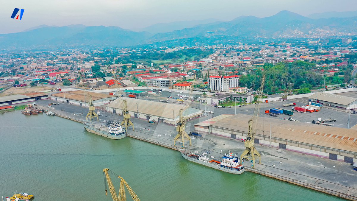 akezanet's tweet photo. 🔴Internet : Le Burundi accueille la 5G en juillet 2024
=========================
Les opérateurs de téléphonie mobile prévoient de commencer le déploiement de la 5G commerciale au Burundi à partir de juillet 2024, selon l'Agence de régulation et de contrôle des télécommunications ( @ARCTBDI ) dans sa « Feuille de route du déploiement de la cinquième génération du mobile (5G) au Burundi ».

Pour le déploiement de l’ultra haut débit, l’ARCT prévoit d’assigner à chaque opérateur une bande continue de 60 à 100 MHz dans les bandes inférieurs à 6 GHz et d’au moins 800 MHz dans les bandes d'ondes millimétriques (supérieur à 6 GHz). Le régulateur prévoit de libérer et de mettre sur le marché des bandes de 700 MHz, 2.3 GHz, 2.5 GHz, 3.5 GHz et 26 GHz à partir de décembre 2023. Les tests de la technologie seront autorisés à partir de janvier 2024.

En déployant la 5G, il sera possible de satisfaire la demande croissante en matière de connectivité à haut débit et de favoriser les ambitions de transformation numérique du gouvernement burundais. Rappelons que récemment, le pays a reçu un financement de 50 millions USD de la Banque mondiale pour soutenir la mise en œuvre du projet visant à renforcer les bases de l'économie numérique.

Source : Telecom Review Africa

#lesbeautesdecheznous #akezanet #internet #Burundi