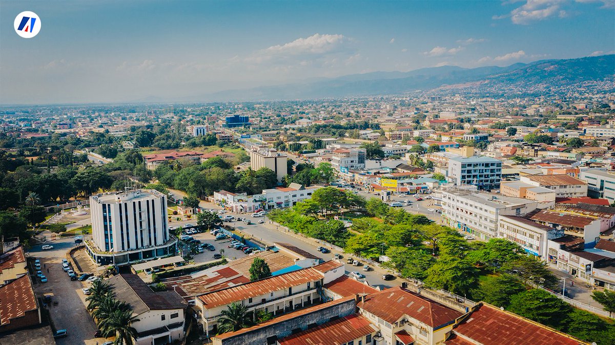 akezanet's tweet photo. 🔴Internet : Le Burundi accueille la 5G en juillet 2024
=========================
Les opérateurs de téléphonie mobile prévoient de commencer le déploiement de la 5G commerciale au Burundi à partir de juillet 2024, selon l'Agence de régulation et de contrôle des télécommunications ( @ARCTBDI ) dans sa « Feuille de route du déploiement de la cinquième génération du mobile (5G) au Burundi ».

Pour le déploiement de l’ultra haut débit, l’ARCT prévoit d’assigner à chaque opérateur une bande continue de 60 à 100 MHz dans les bandes inférieurs à 6 GHz et d’au moins 800 MHz dans les bandes d'ondes millimétriques (supérieur à 6 GHz). Le régulateur prévoit de libérer et de mettre sur le marché des bandes de 700 MHz, 2.3 GHz, 2.5 GHz, 3.5 GHz et 26 GHz à partir de décembre 2023. Les tests de la technologie seront autorisés à partir de janvier 2024.

En déployant la 5G, il sera possible de satisfaire la demande croissante en matière de connectivité à haut débit et de favoriser les ambitions de transformation numérique du gouvernement burundais. Rappelons que récemment, le pays a reçu un financement de 50 millions USD de la Banque mondiale pour soutenir la mise en œuvre du projet visant à renforcer les bases de l'économie numérique.

Source : Telecom Review Africa

#lesbeautesdecheznous #akezanet #internet #Burundi