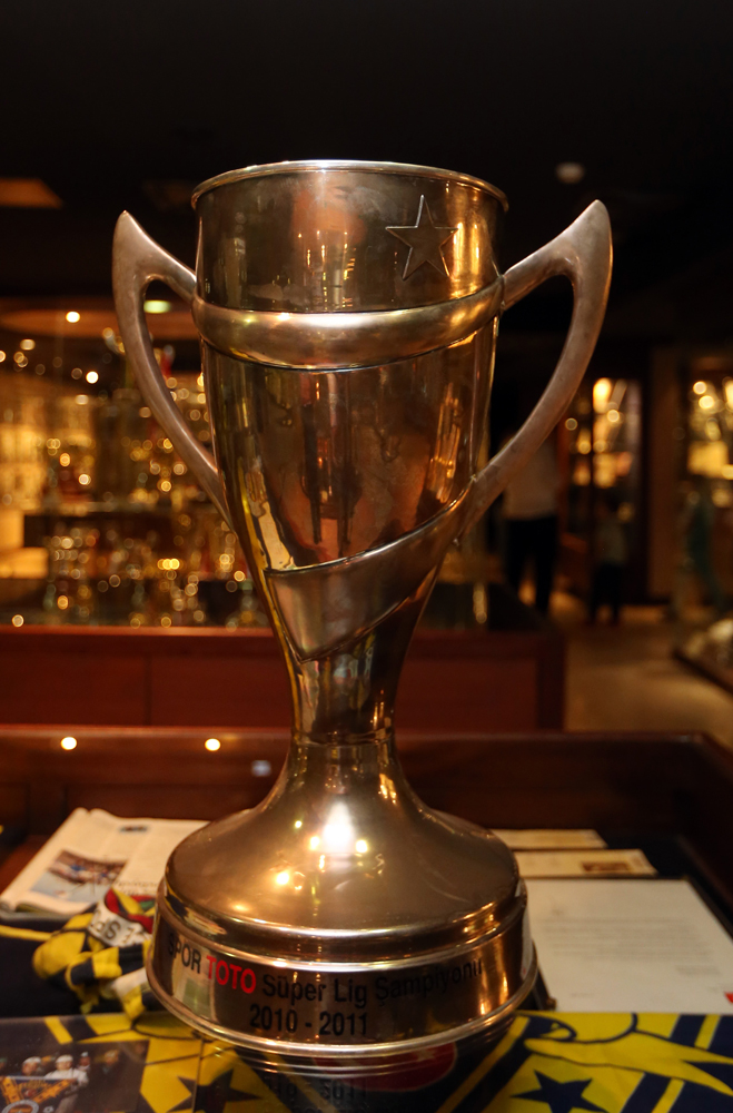 hhosca's tweet photo. Tarihimizin, taşıdığı anlam bakımından en büyük iki kupasından bir diğeri;

"2010-2011 sezonu şampiyonu FENERBAHÇE!" 💪🏆💛💙

Kendilerinin olduğunu iddia edenler, çalmaya kalkışmamak şartıyla müzemizi ziyaret edebilir @Trabzonspor 🤨

#3Temmuz 
#3Temmuz2011
#SarıLacivertDuvar https://t.co/j3yCzGUI5Z