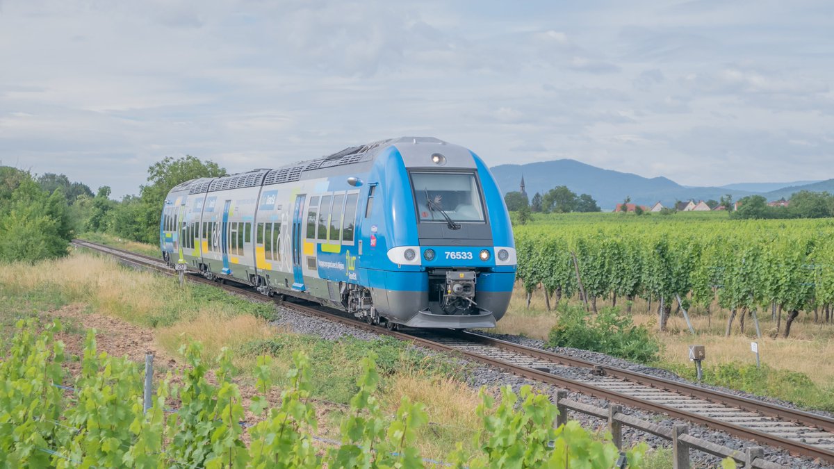 AntoineCognet's tweet photo. Vendredi 30 juin, le premier automoteur AGC quittait Bischheim après son opération mi-vie.

Comme neuf, tout beau, il arpentait dès le lendemain matin les lignes alsaciennes pour #FluoGrandEst. Quelle fierté d'avoir apporté ma petite pierre à l'édifice au @TI_Bischheim !
#OPTER https://t.co/TG82mMeiPA