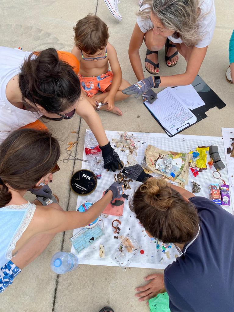 portadriano1's tweet photo. Estos días hemos estado limpiando la playa de la mano de Seabin Project. #seabinproject #portadriano https://t.co/LSBiuAW3HJ