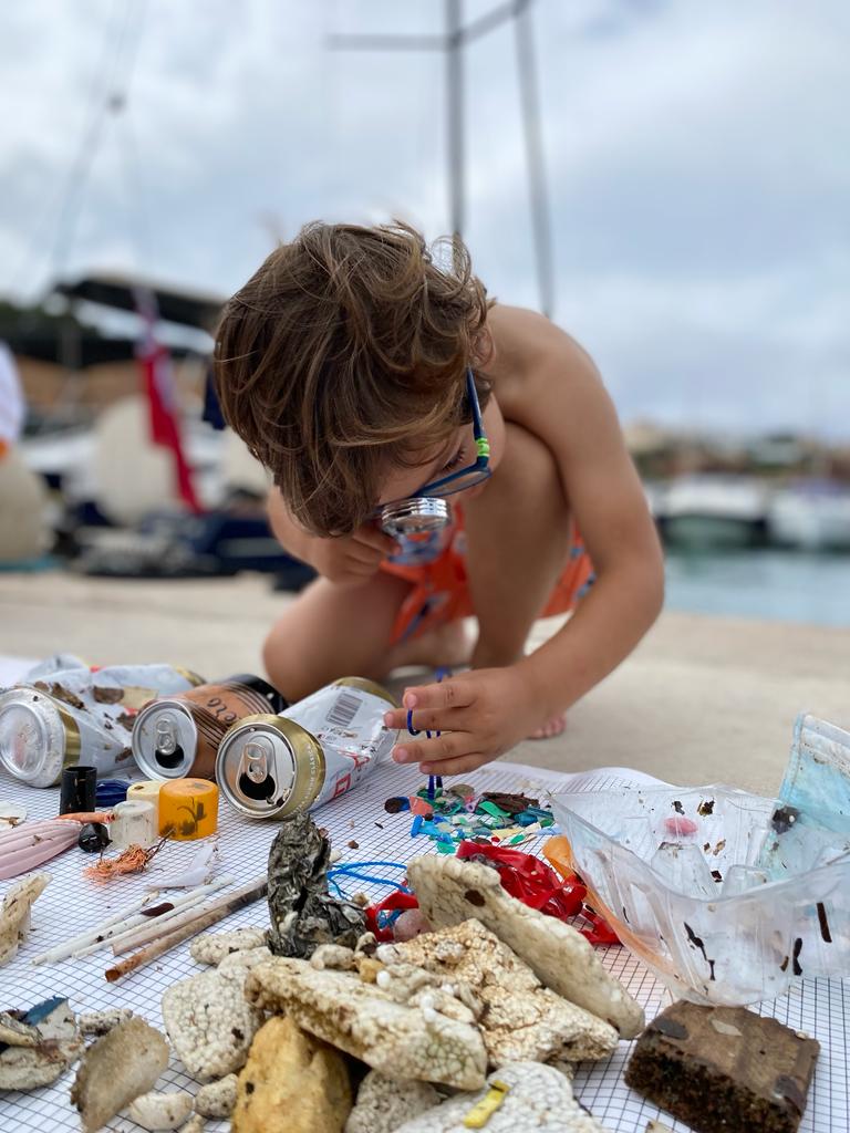 portadriano1's tweet photo. Estos días hemos estado limpiando la playa de la mano de Seabin Project. #seabinproject #portadriano https://t.co/LSBiuAW3HJ