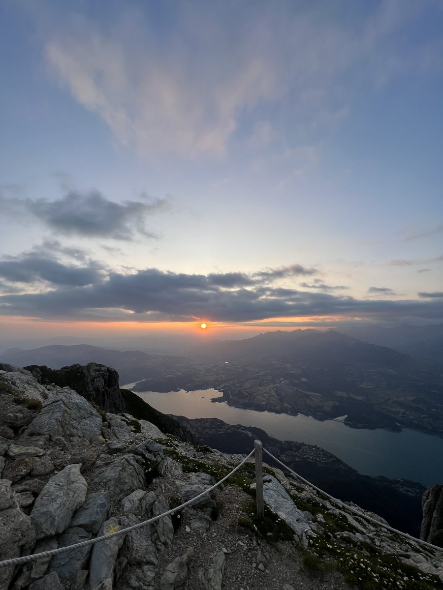 On vous partage cette vue magique sur le Lac de Serre Ponçon depuis le Pic du Morgon à 2324 m dans les Hautes-Alpes.