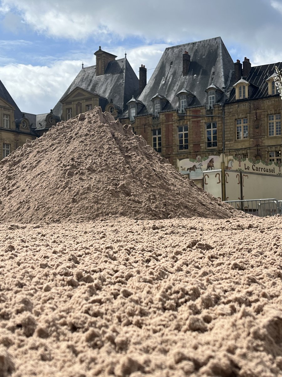 VilledeCMz's tweet photo. Le sable de la #PlageDucale arrive sur la place . . . ⛱️🥳 Rendez-vous dès samedi 8 juillet pour plus d'un mois d'animations sportives, musicales et culturelles à @VilledeCMz 💙💛
 https://t.co/X0xr0pOfZC https://t.co/r4AFL1p5ha