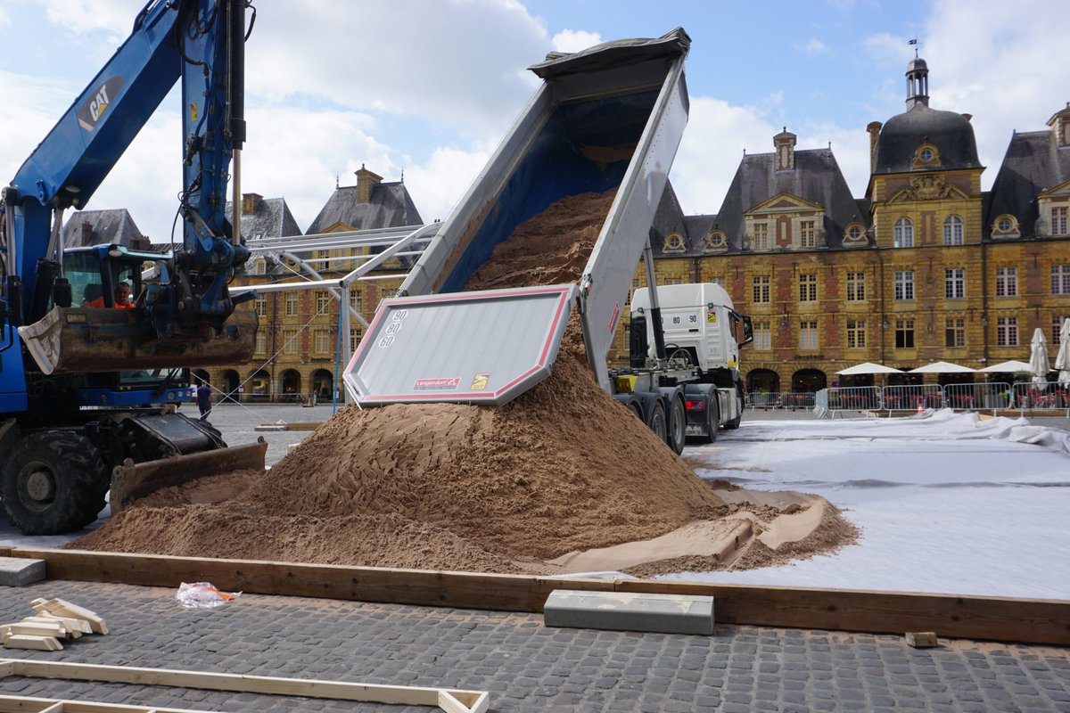 VilledeCMz's tweet photo. Le sable de la #PlageDucale arrive sur la place . . . ⛱️🥳 Rendez-vous dès samedi 8 juillet pour plus d'un mois d'animations sportives, musicales et culturelles à @VilledeCMz 💙💛
 https://t.co/X0xr0pOfZC https://t.co/r4AFL1p5ha