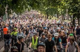 dvd_hrtmnn's tweet photo. Berlin 2023:

Autofahrer-Demo vs. Radfahrer*innen-Demo. https://t.co/t5CkICKk3k