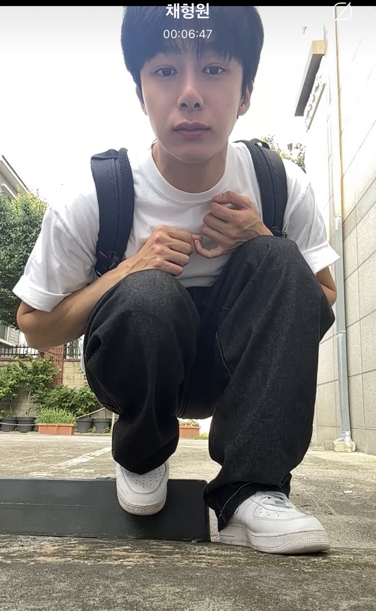 버림받은 민뭉이 시점..?
🐢으구 짠한거.... 왜 여기 혼자있어..
.
.
근데 그거 아님 그냥 혼자 산책나왔다가 더워서 수인화 풀린거임
#채뭉
